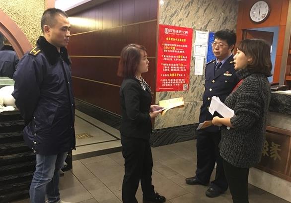 1481720628406977.jpg 化龙桥街道公安、税务、警察、选民登记工作人员联合入户宣传。.JPG