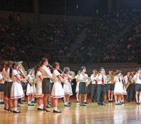 这群盲孩子组成的管乐团 要开场音乐会请父母来听