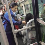 女乘客公交上突发低血糖 售票员下车为她买来葡萄糖