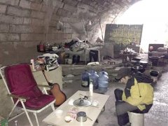 3名拾荒者大冬天住桥洞 衣食住行全靠各地捡来