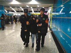 想去面包店买早饭 忽然晕倒在店门口