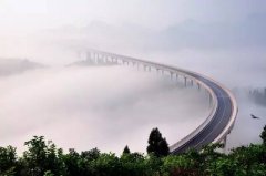 这样的雾景很多重庆人都没见过，大雾很美，也很危险！