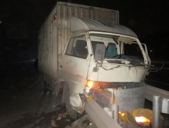  司机“双12”忙送货 疲劳难耐出车祸