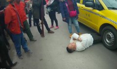 男子醉酒发酒疯 一言不合便躺出租车下