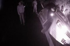 轿车翻出路面倾斜60度 司机和乘客竟在车内睡大觉