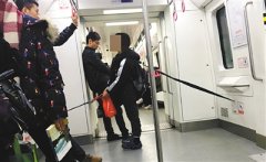 孩子，别玩了  安全带没这种用途