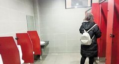 男生看见小便池就冲进去 结果尴尬了……