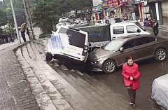 跟着导航走 路虎冲下梯坎压坏4车