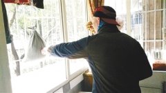 面摊老板自制沙袋 只为在家锻炼减压