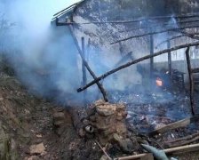 重庆一民房起火 利用农药喷雾器打赢“缺水战”