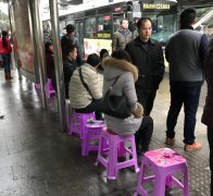重庆公交站现爱心坐凳