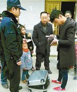 客车掉下行李被大爷捡到 三拨人前来冒领