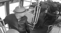 两家长争抢公交座位吵架10多分钟 大妈受不了晕倒