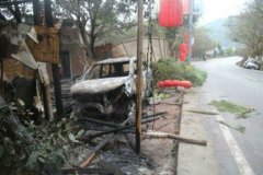 忠县一男子醉驾 车辆和一农家乐烧成光架架