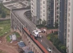 涪陵一男子捅杀女子后跳楼自杀身亡，警方：系感情纠葛