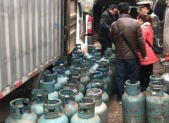 小贩用面包车当仓库 储存47个液化气罐