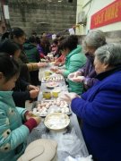 居民齐出招 现场包红黄蓝绿白粉紫7色汤圆