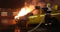 惊险 出租车行驶途中发生自燃