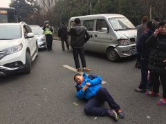 小学生横穿马路被撞飞 司机称遭遇“鬼探头”
