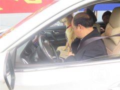 一家人走亲戚 汪星人坐副驾驶三人挤后排