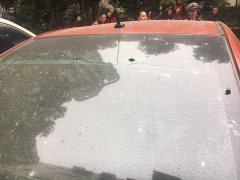 高空下起玻璃雨 两轿车遍体鳞伤
