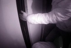 男子坐电梯不按楼层键以为被困　踢坏电梯后真的被困