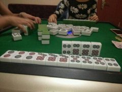 楼上邻居爱玩“国粹” 楼下住户怒砸麻将机