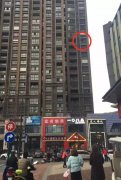 重庆籍女主播直播跳楼秀 折腾民警消防一个多小时