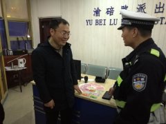 出租车开走瞬间掉下一个钱包 里面好多现金