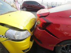 司机驾驶途中“开小差” 4车相撞