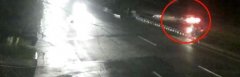 横穿马路男子被撞 倒地遭遇二次碾压