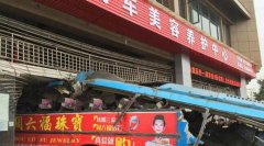 重庆一客车被“削顶”