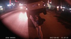 一轿车开上隔离带 四轮悬空