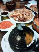 女子聚餐点了份特色菜叫“地雷” 上桌后爆炸脸被烫伤