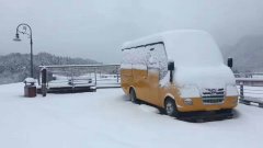 美丽的雪！你可害苦了红池坝的车！