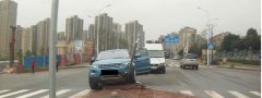 路虎撞歪警示牌 都怪广告太吸睛