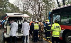 货车迎面撞上公交车 驾驶室三人被困