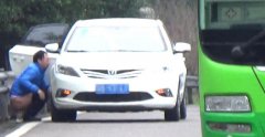 机场路惊现“奇葩哥” 滚滚车流中停车大便