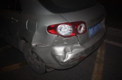 宝马女错把油门当刹车，追尾导致4车相撞