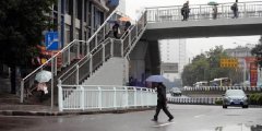 翻栏杆闯车流，重庆人的这些习惯有点丢脸