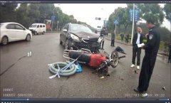 转弯心急 九龙坡一轿车撞飞摩托车司机