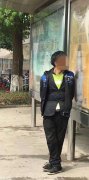 辣眼睛！奇葩男子公交站台亲吻站牌广告