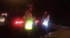 为接电话，实习期女司机渝湘高速两次在超车道停车