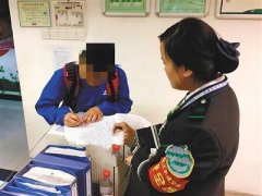 匆忙遗漏背包1小时后才发觉 轨道站值班员帮忙失而复得