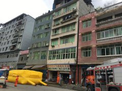 城口一男子欲跳楼轻生，结果是酒喝多了