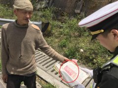 男子蹲在巫山县高速应急车道，掏冥币“行贿”执法人员