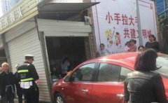 重庆一女司机违停 车身被写“讲礼貌”