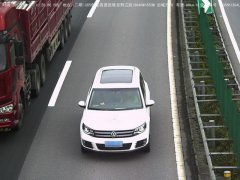 无证驾驶想靠换座位蒙混过关 却被高清摄像头逮个正着