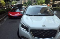 男子驾车变道挂到路边法拉利除脱八万块