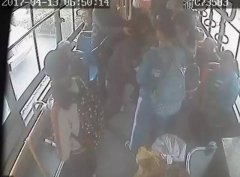 永川106公交一女乘客突然倒地！司机背她跑进医院抢救…